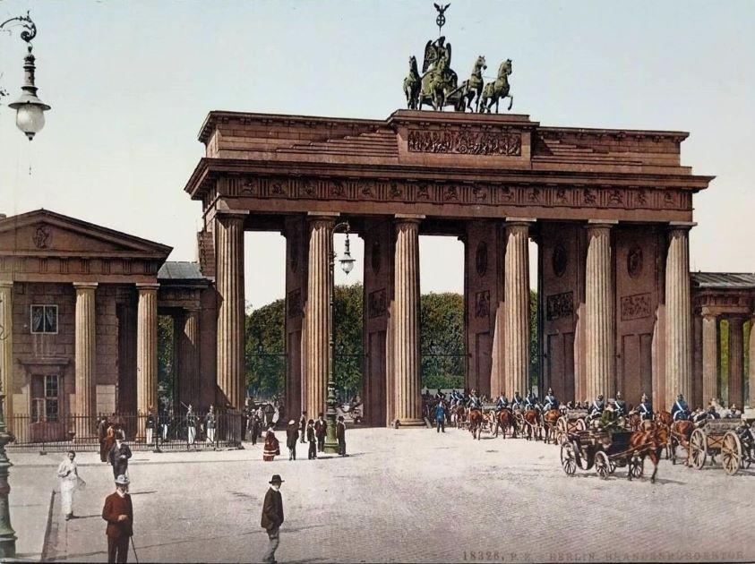 Brandenburg Gate Berlin 523487